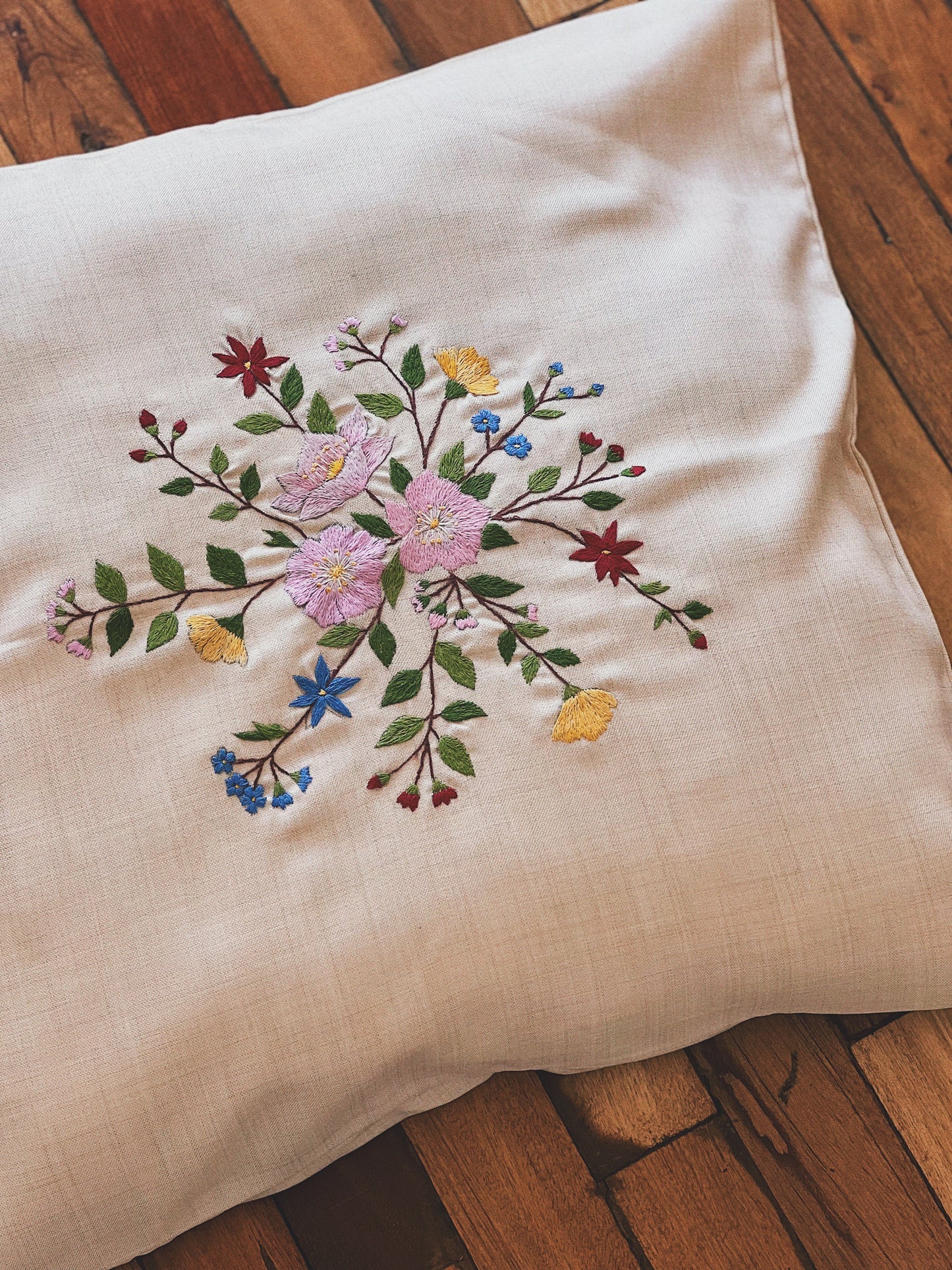 Coussin carré brodé 45 x 45 cm